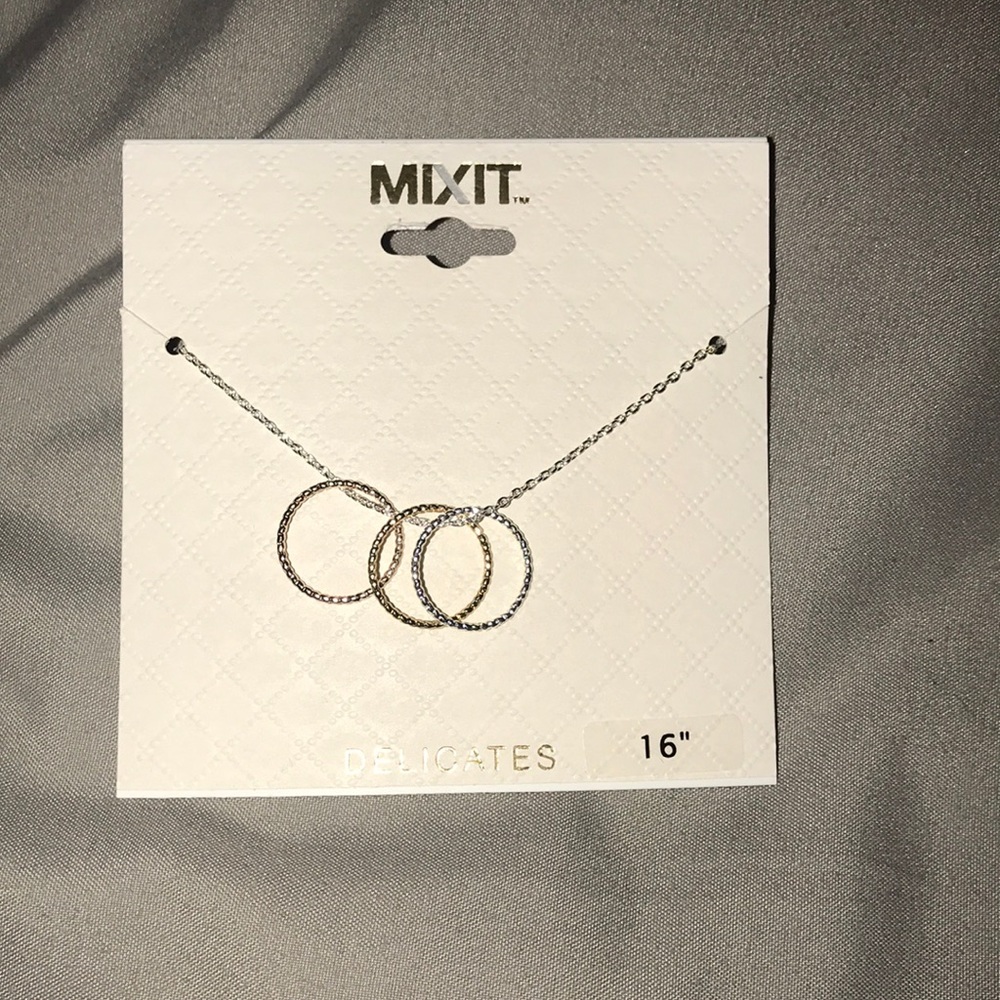 Three ring delicate necklace